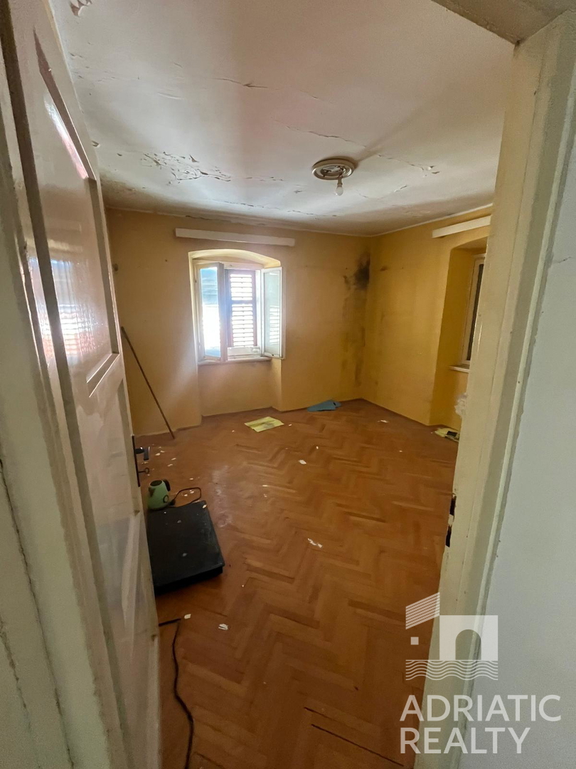 Vodice, casa in pietra autoctona da ristrutturare nel centro del paese