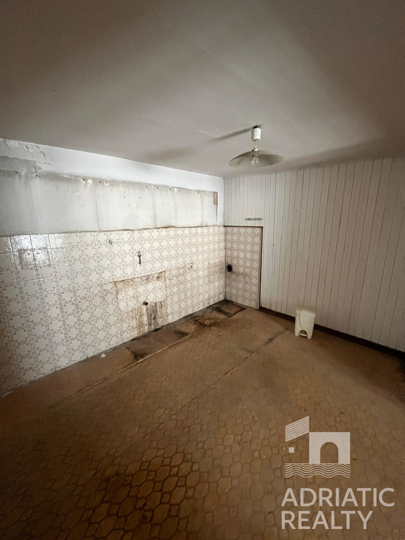 Vodice, casa in pietra autoctona da ristrutturare nel centro del paese