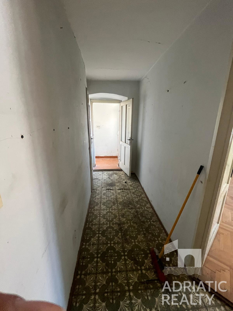 Vodice, casa in pietra autoctona da ristrutturare nel centro del paese