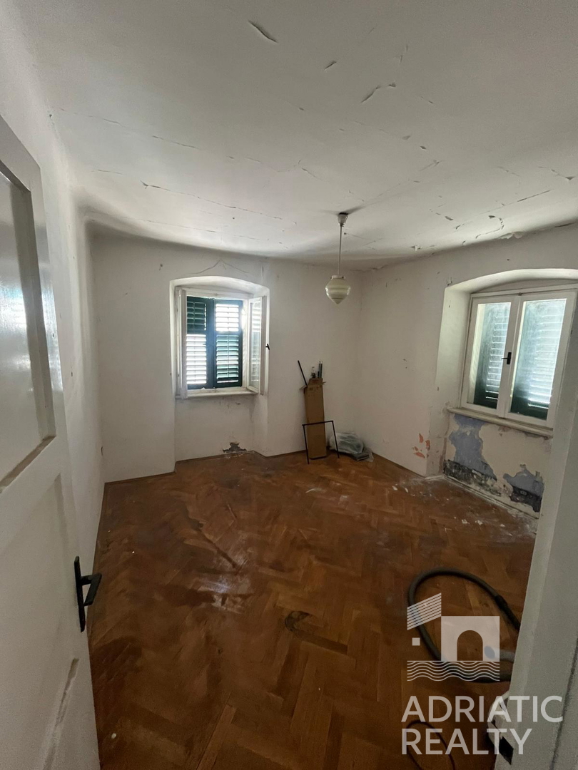 Vodice, casa in pietra autoctona da ristrutturare nel centro del paese