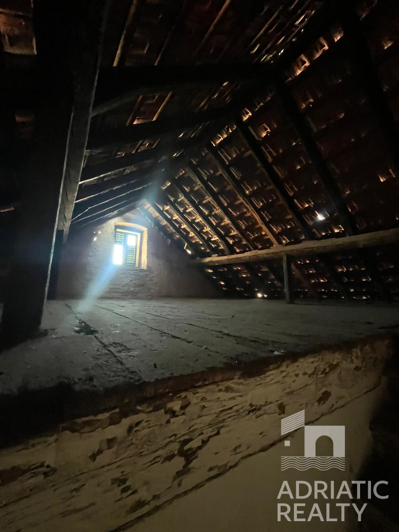 Vodice, casa in pietra autoctona da ristrutturare nel centro del paese