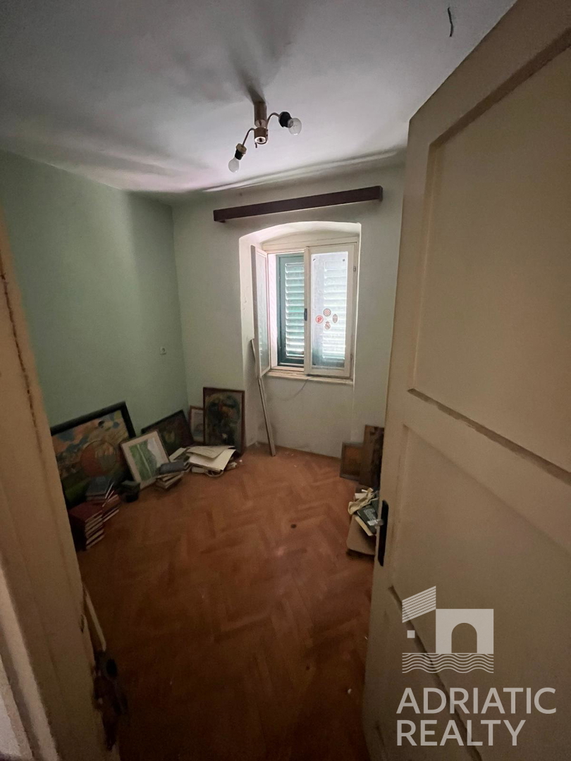 Vodice, casa in pietra autoctona da ristrutturare nel centro del paese