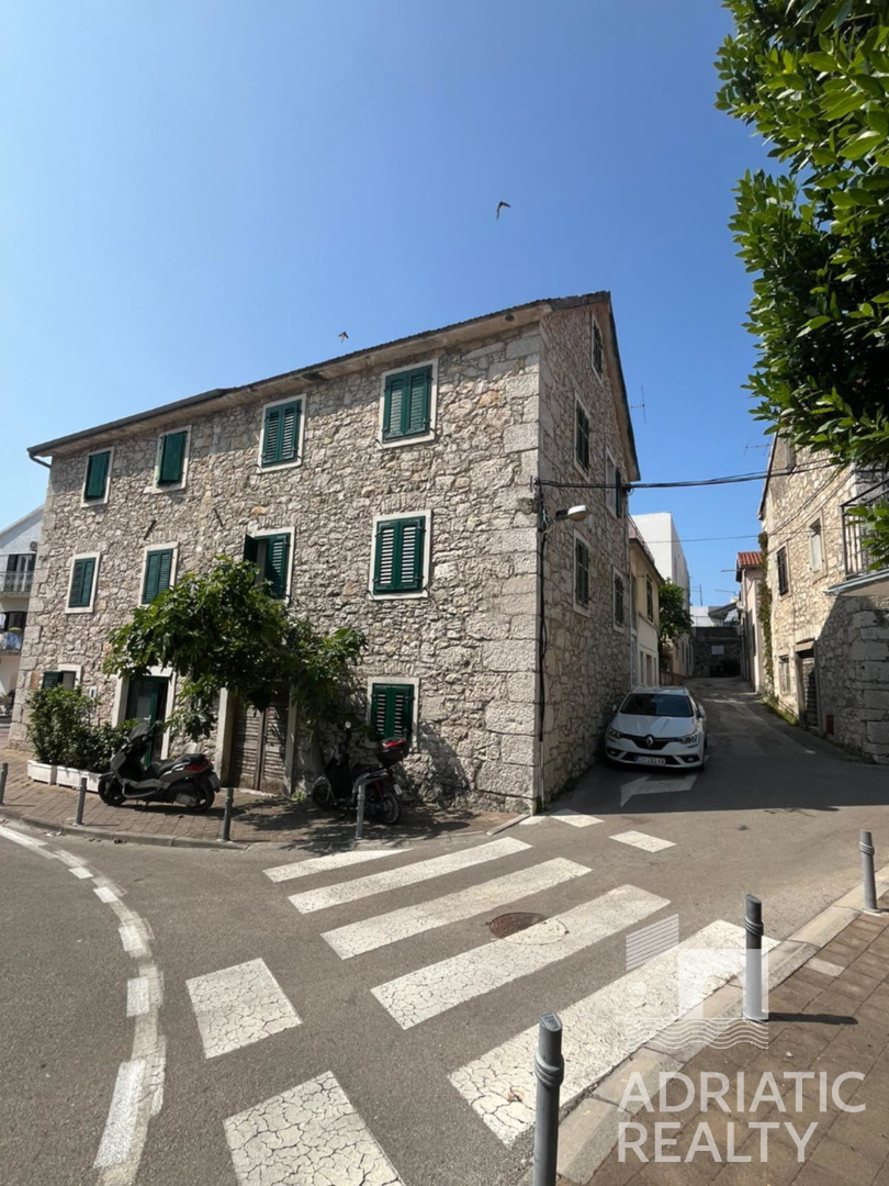 Vodice, casa in pietra autoctona da ristrutturare nel centro del paese