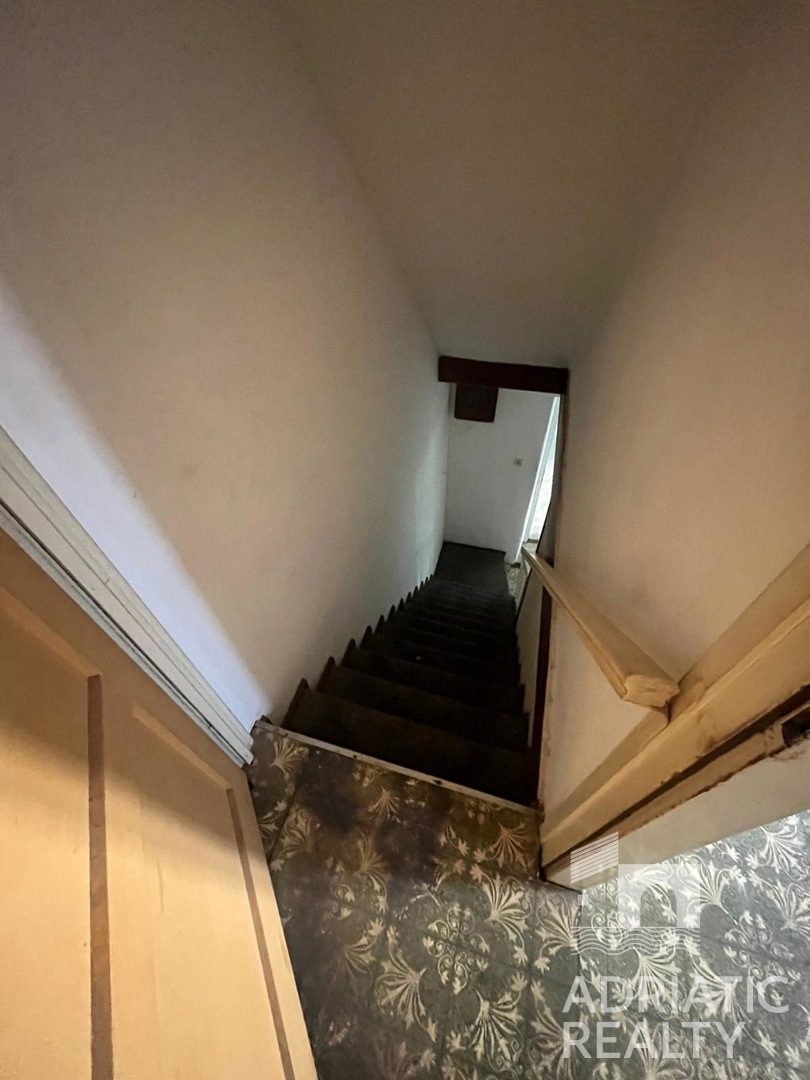 Vodice, casa in pietra autoctona da ristrutturare nel centro del paese