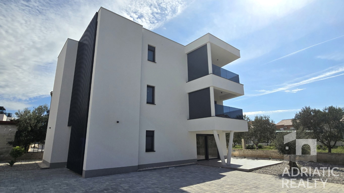 Vodice, moderno bilocale con giardino