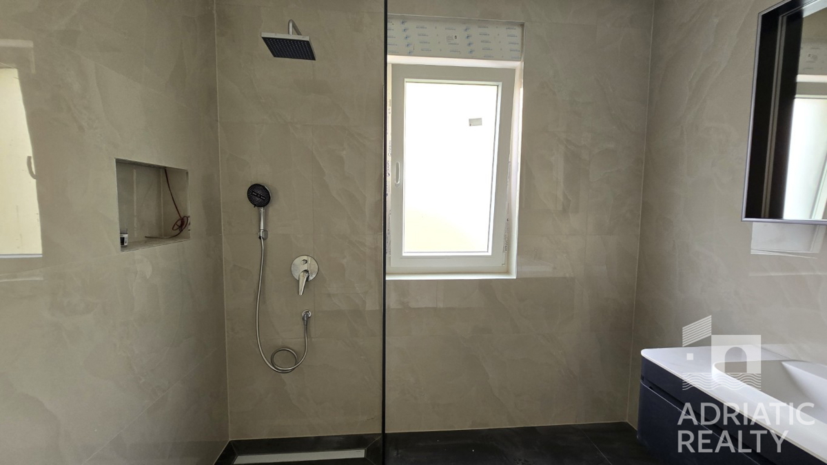 Vodice, moderno bilocale con giardino