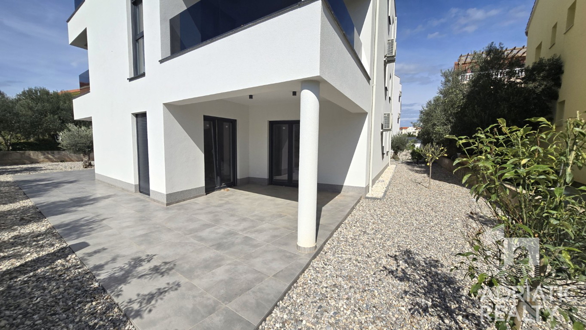 Vodice, moderno bilocale con giardino