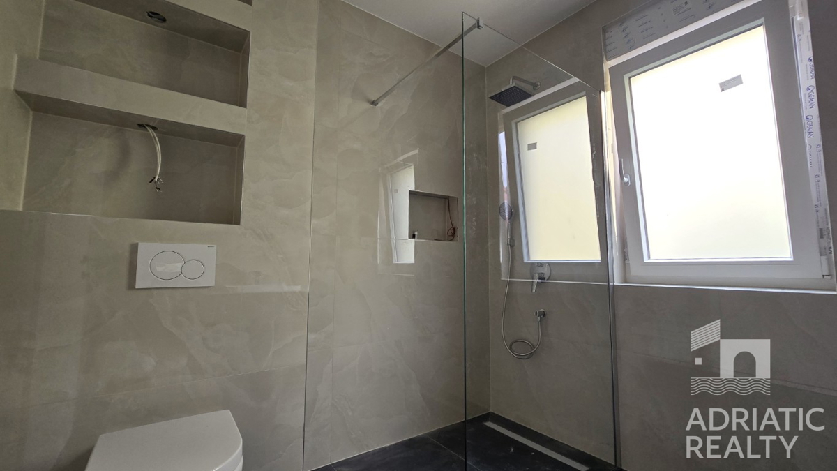 Vodice, moderno bilocale con giardino