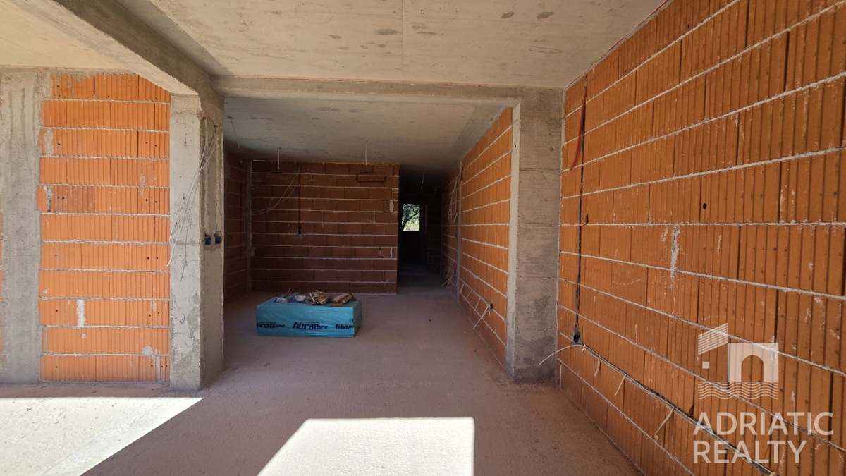 Vodice, appartamento con due camere da letto con giardino