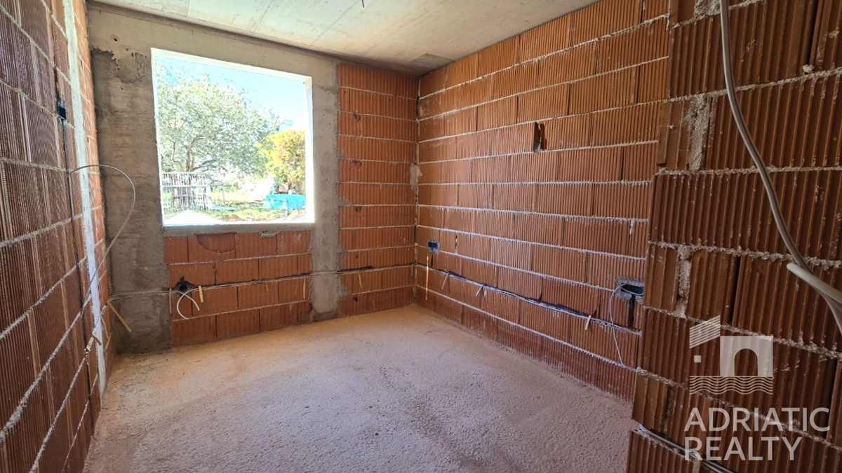 Vodice, appartamento con due camere da letto con giardino