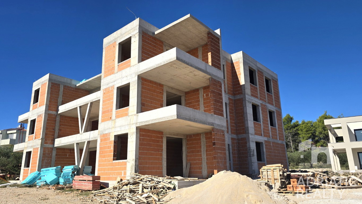 Vodice, appartamento con due camere da letto con giardino