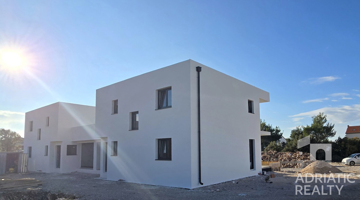 Vodice, nuova costruzione, moderna casa bifamiliare con garage e piscina