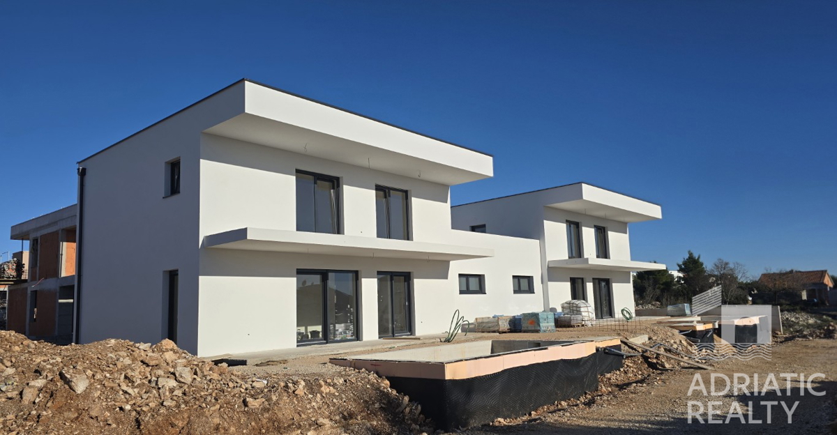 Vodice, nuova costruzione, moderna casa bifamiliare con garage e piscina
