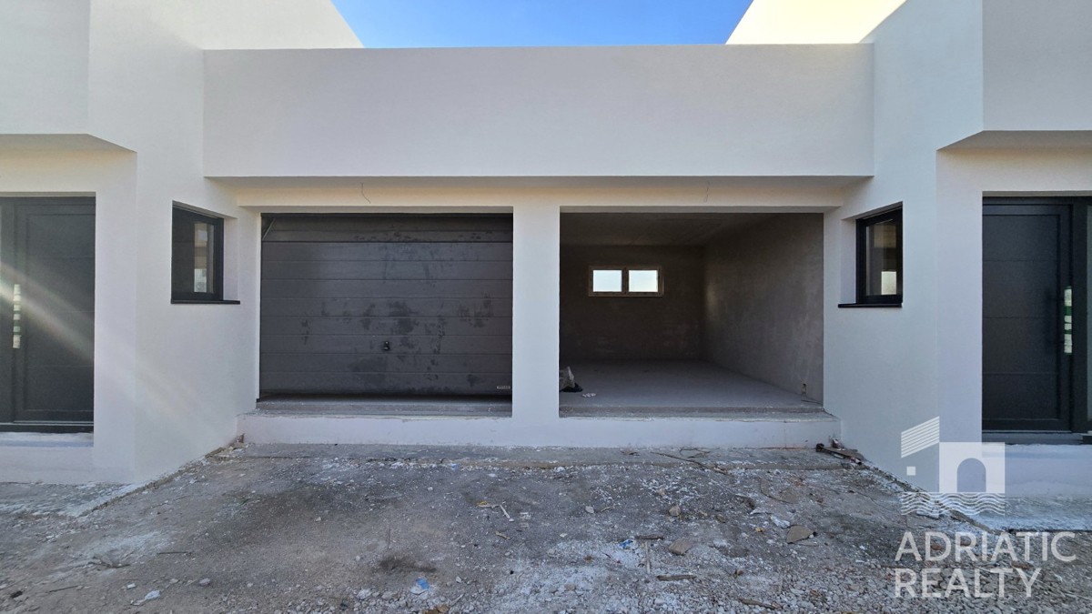 Vodice, nuova costruzione, moderna casa bifamiliare con garage e piscina