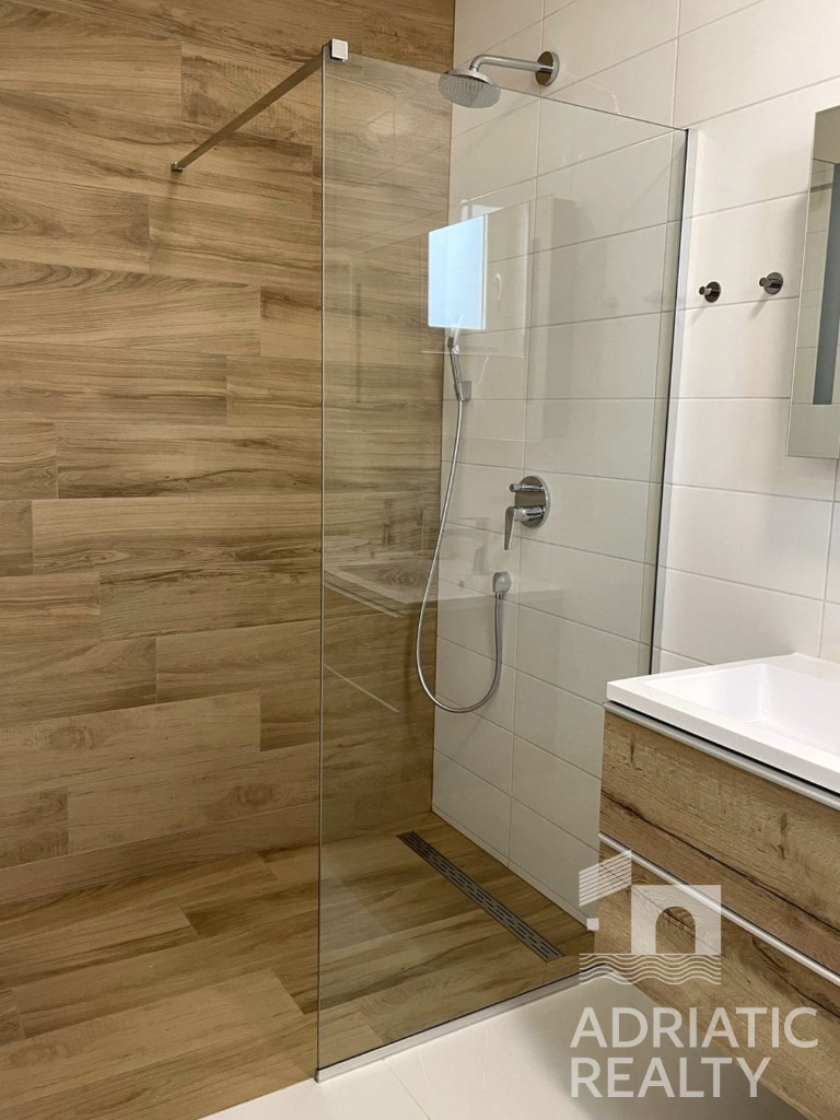 Vodice, moderna villa indipendente con piscina