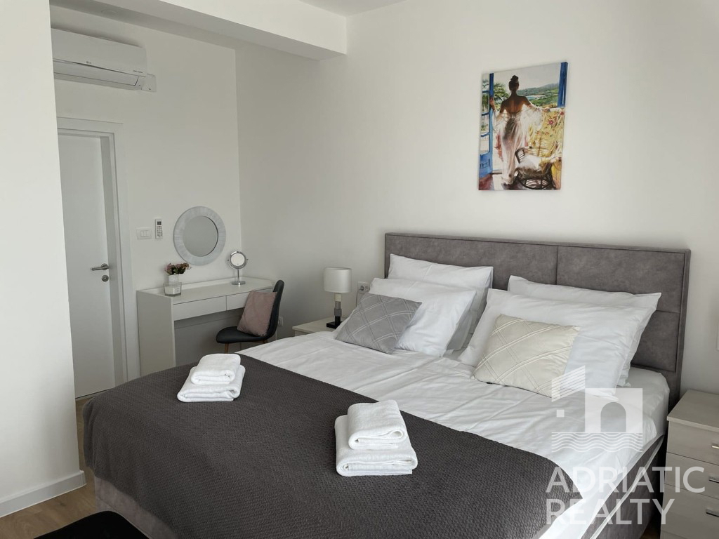 Vodice, moderna villa indipendente con piscina