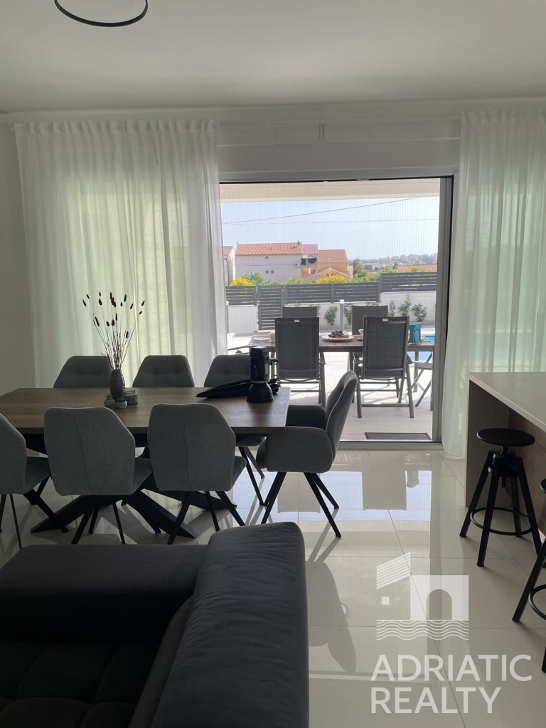 Vodice, moderna villa indipendente con piscina