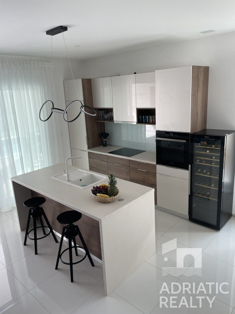 Vodice, moderna villa indipendente con piscina