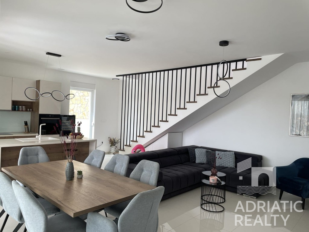 Vodice, moderna villa indipendente con piscina