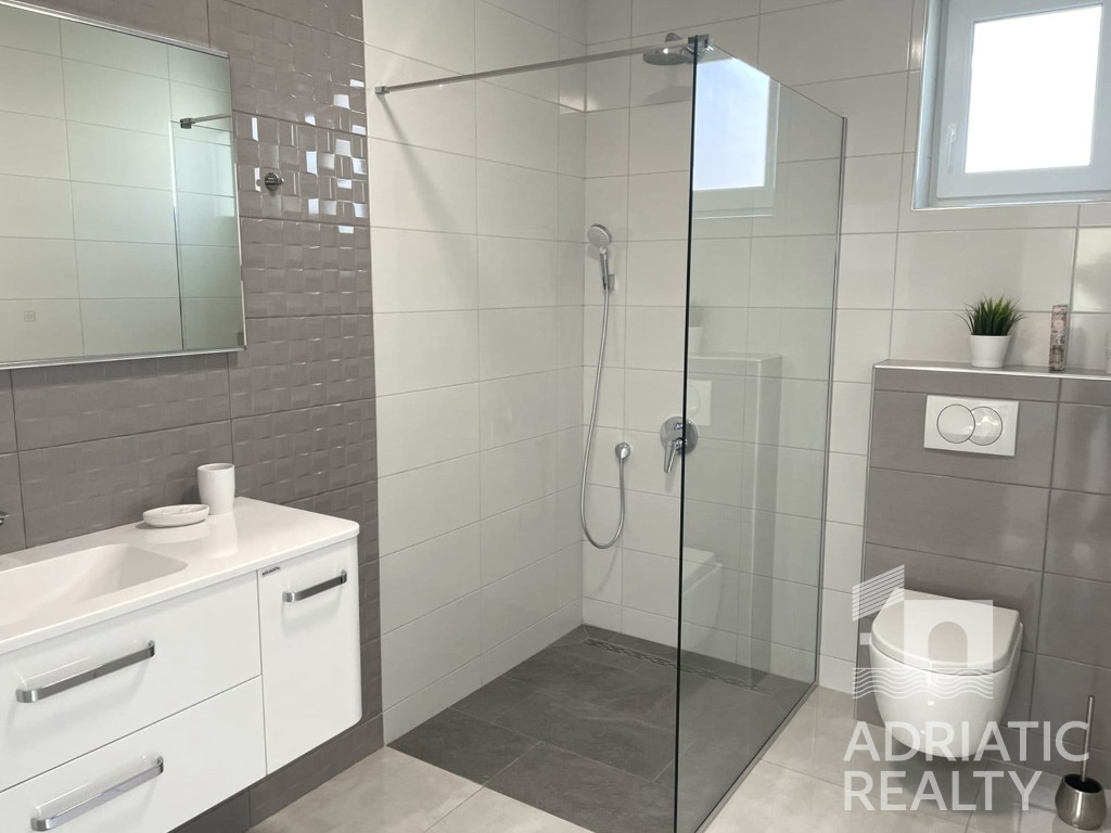 Vodice, moderna villa indipendente con piscina