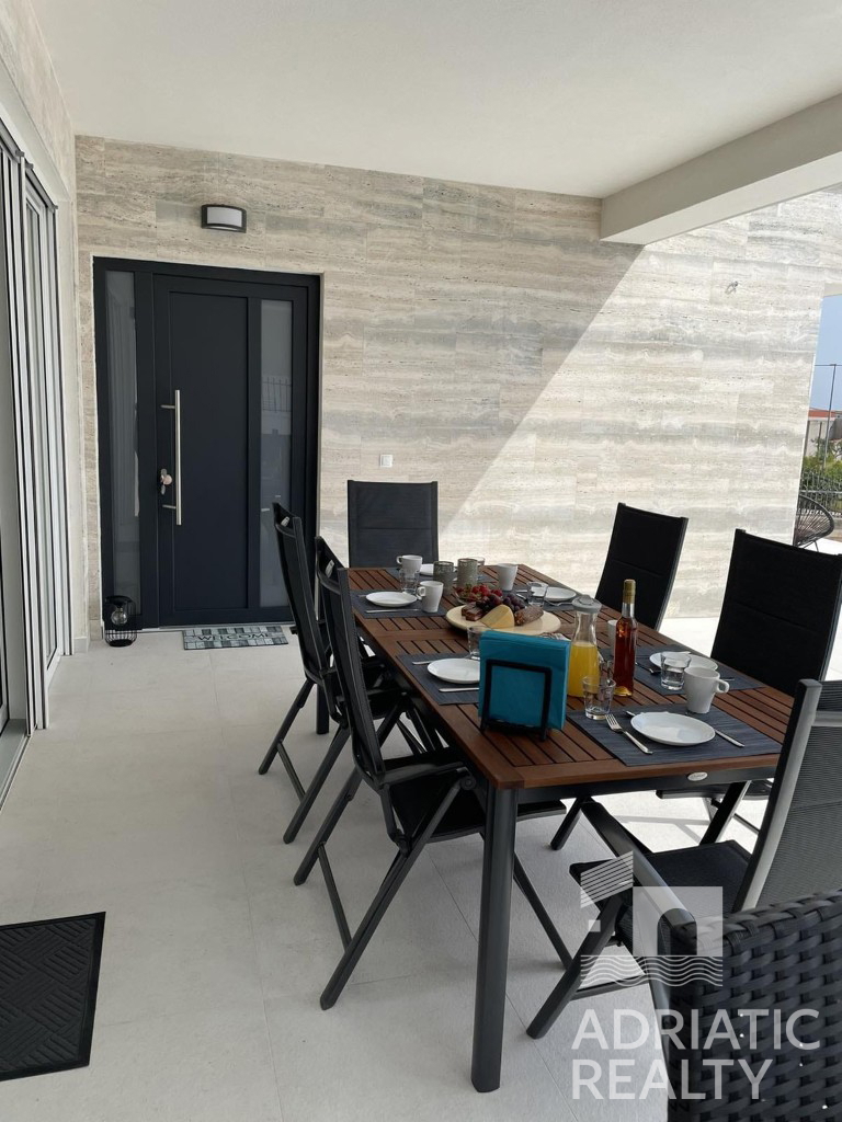 Vodice, moderna villa indipendente con piscina