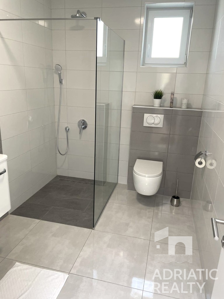 Vodice, moderna villa indipendente con piscina