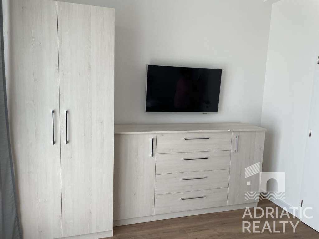 Vodice, moderna villa indipendente con piscina