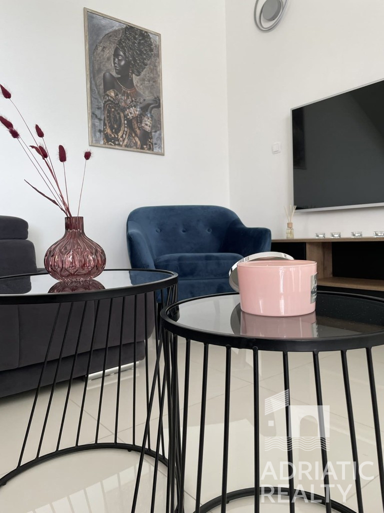 Vodice, moderna villa indipendente con piscina