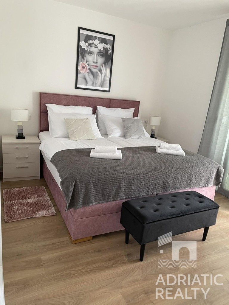 Vodice, moderna villa indipendente con piscina