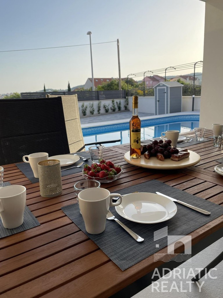 Vodice, moderna villa indipendente con piscina