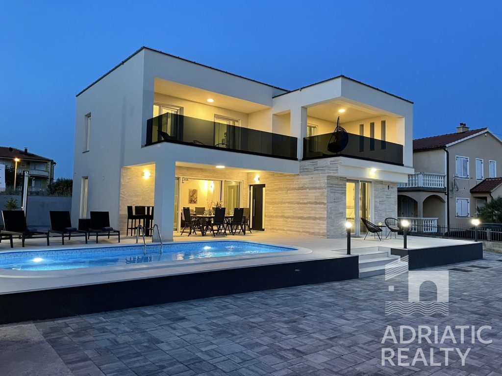 Vodice, moderna villa indipendente con piscina