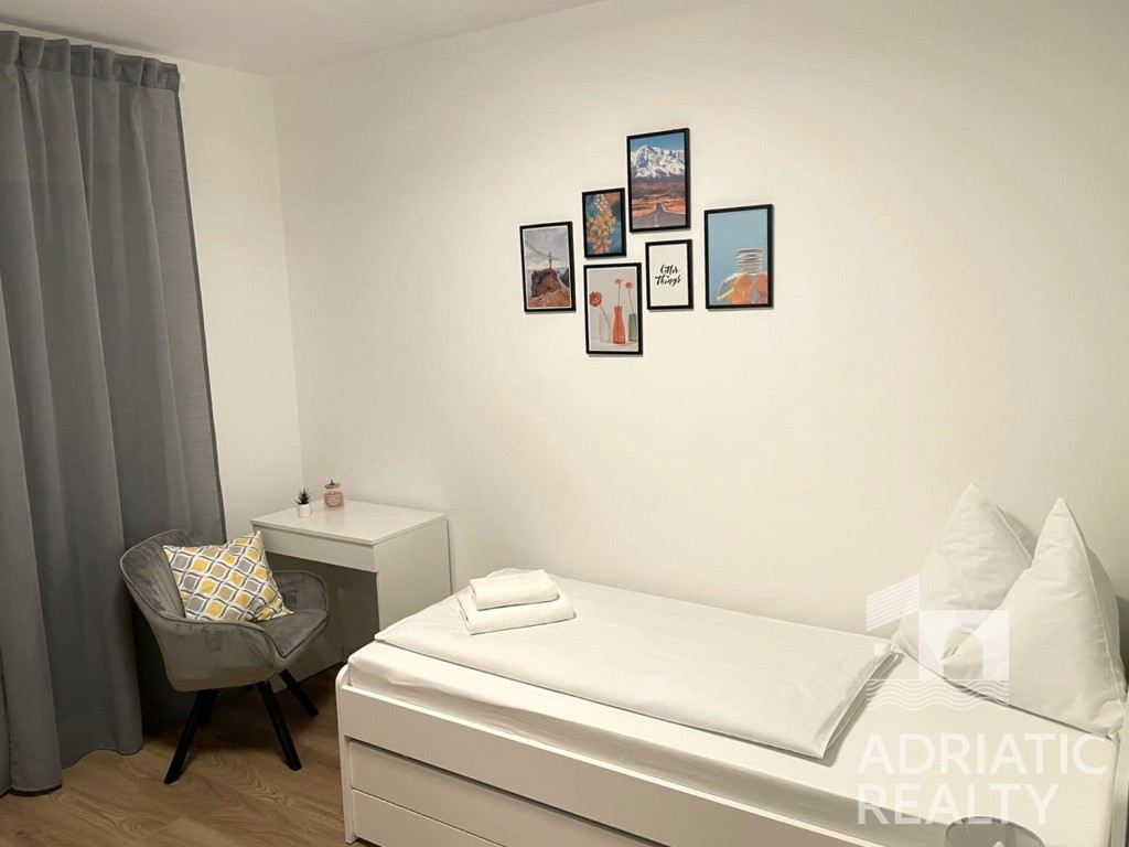 Vodice, moderna villa indipendente con piscina