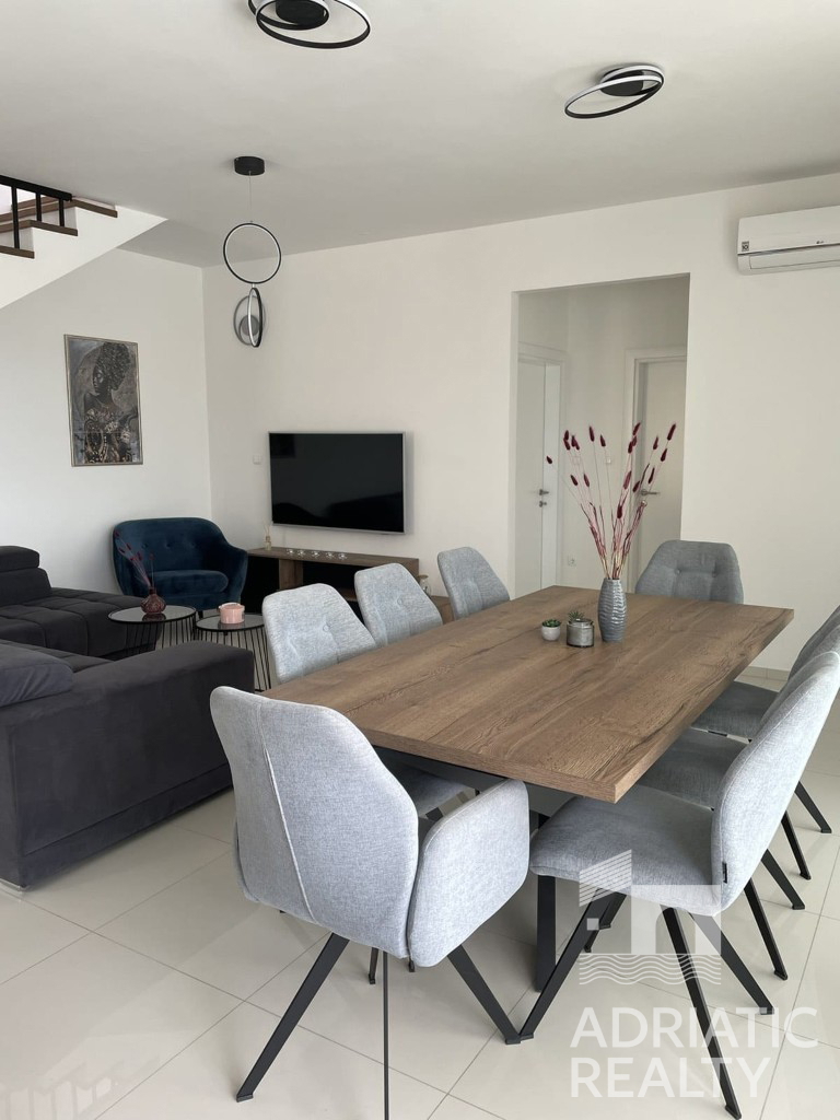 Vodice, moderna villa indipendente con piscina