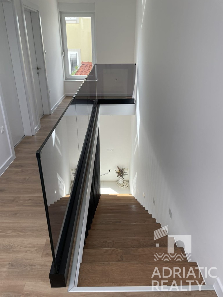 Vodice, moderna villa indipendente con piscina