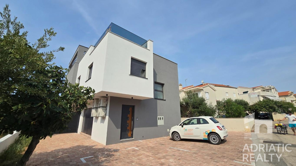 Vodice, appartamento su due livelli con cortile vicino alla spiaggia