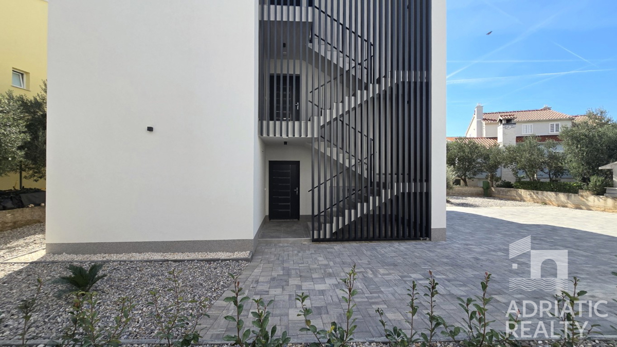 Vodice, moderno bilocale con giardino