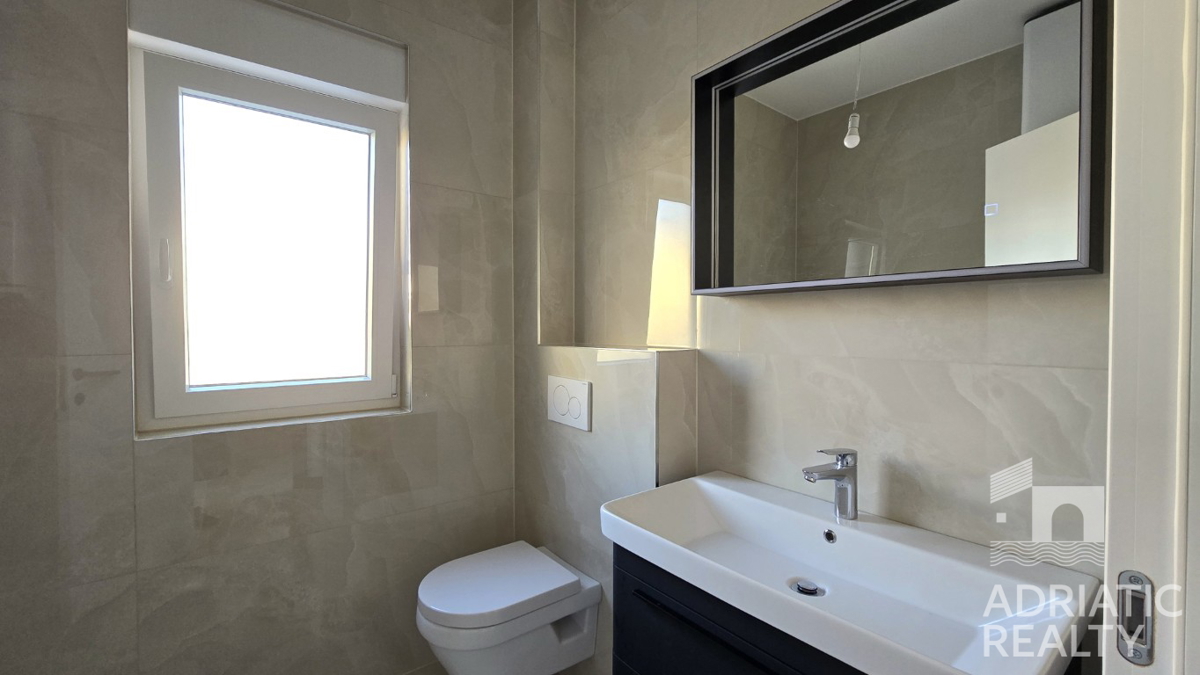 Vodice, moderno bilocale con giardino