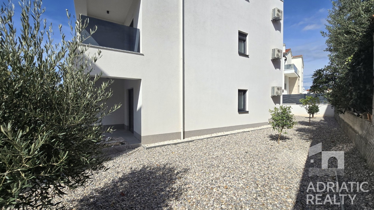 Vodice, moderno bilocale con giardino