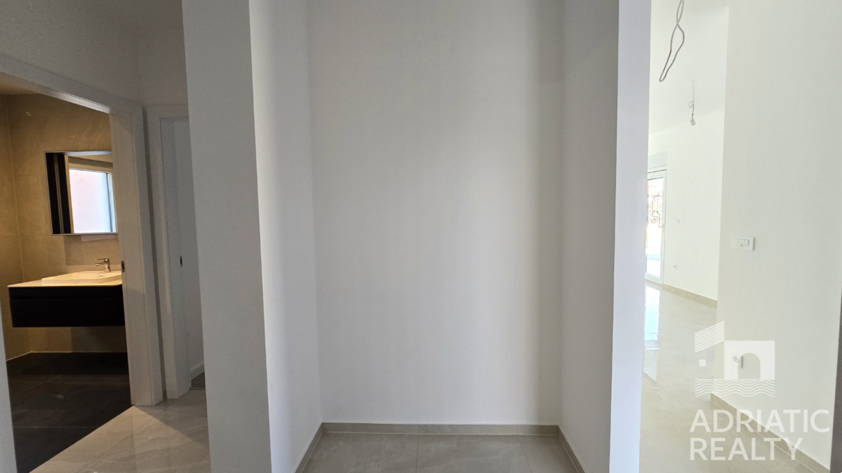 Vodice, moderno bilocale con giardino