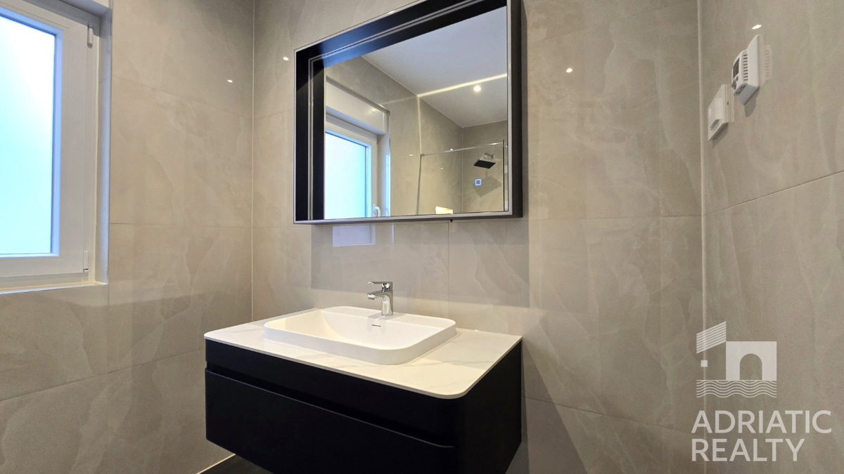 Vodice, moderno bilocale con giardino