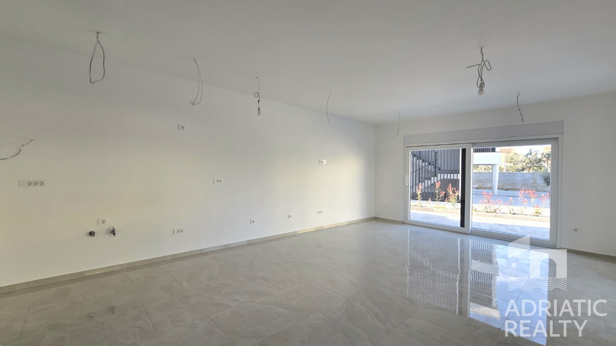 Vodice, moderno bilocale con giardino