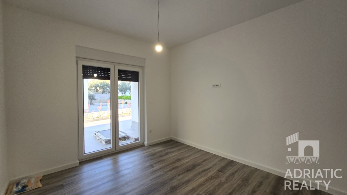 Vodice, moderno bilocale con giardino