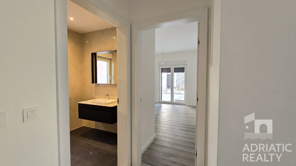 Vodice, moderno bilocale con giardino