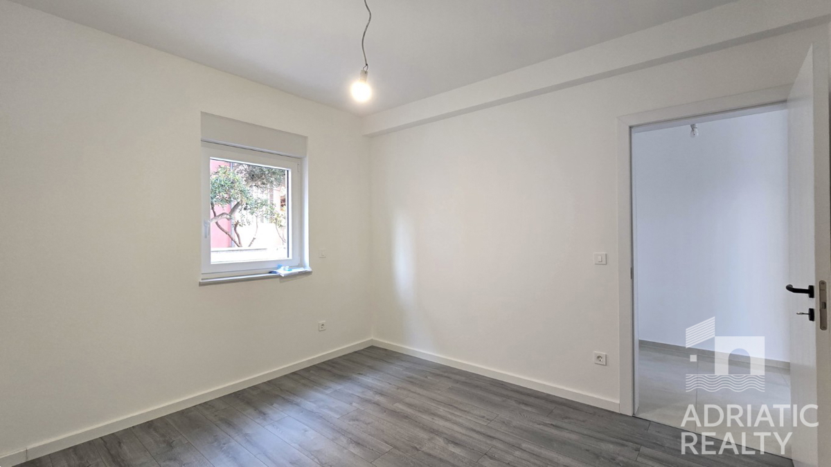 Vodice, moderno bilocale con giardino