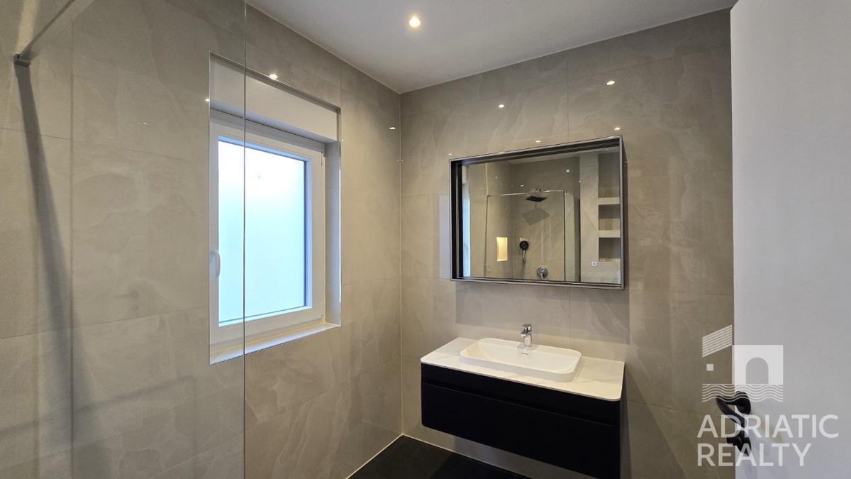 Vodice, moderno bilocale con giardino