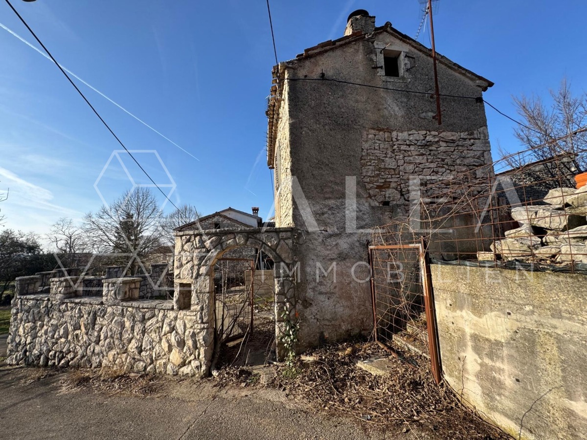 Idillio istriano vicino ad Albona: Antichità in pietra con grande potenziale a Nedešćina