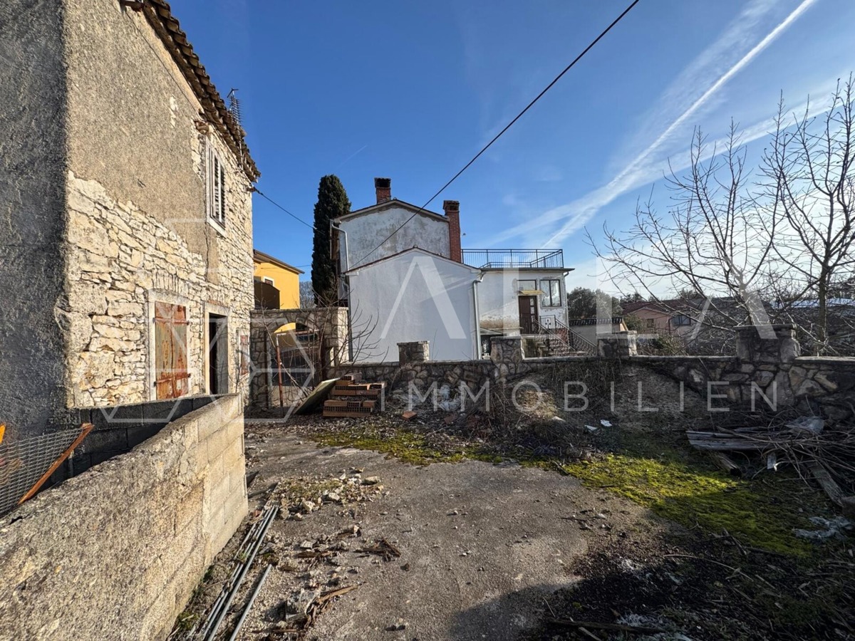 Idillio istriano vicino ad Albona: Antichità in pietra con grande potenziale a Nedešćina