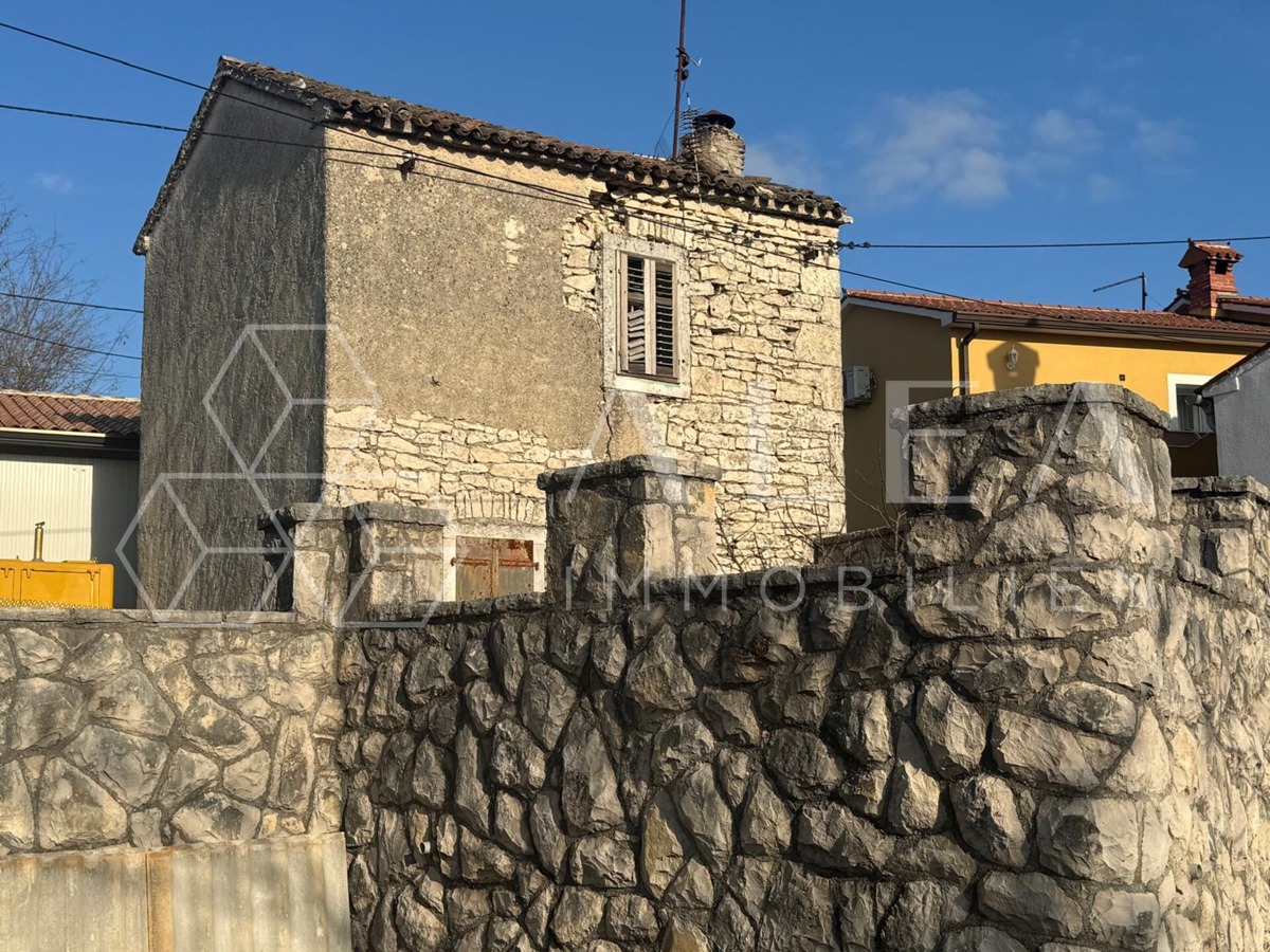 Idillio istriano vicino ad Albona: Antichità in pietra con grande potenziale a Nedešćina