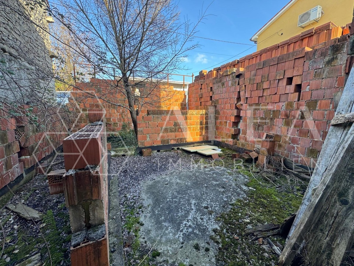 Idillio istriano vicino ad Albona: Antichità in pietra con grande potenziale a Nedešćina