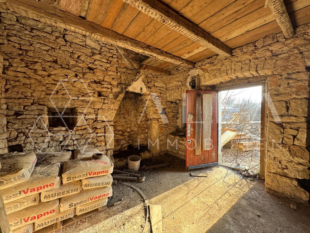 Idillio istriano vicino ad Albona: Antichità in pietra con grande potenziale a Nedešćina